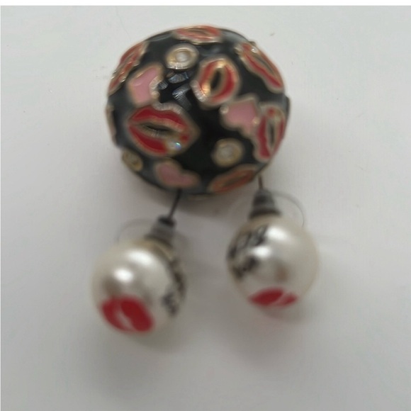 Betsy Johnson, Marilyn hugs and kisses stretch ring and earrings - Picture 2 of 3